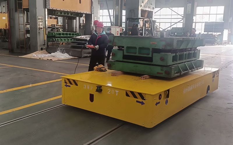 無軌電動(dòng)平車采用差速轉(zhuǎn)向機(jī)構(gòu)和采用舵輪轉(zhuǎn)向機(jī)構(gòu)的區(qū)別