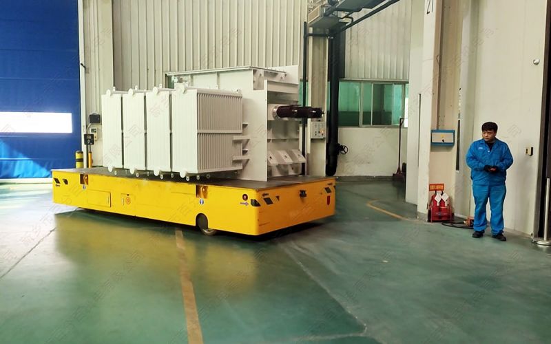 工廠內部轉運革新：駕駛型電動平板車 vs. 遙控無軌平車，如何抉擇？